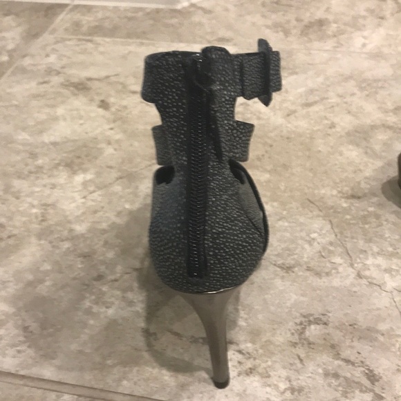 BCBG MAX AZRIA platform heels - Picture 4 of 4